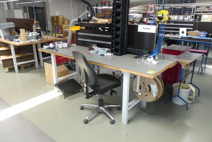 Tisch mit Bürostuhl, mit Inhalt Maße in cm ca. 250 x 75 / Hinweis: ohne Druckluftpistolen, ohne Position 214